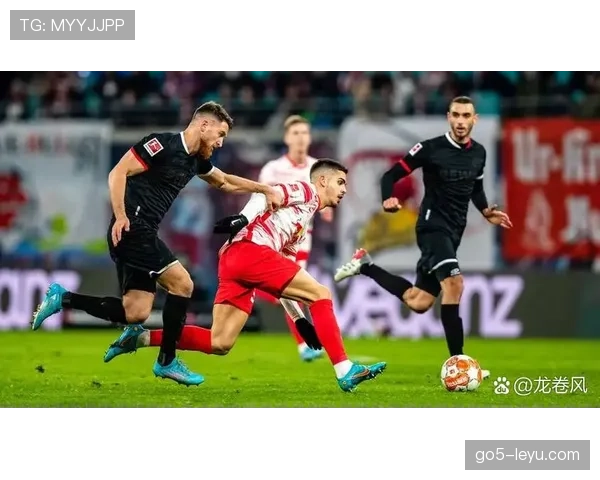 德甲激战再现,黄黑球迷激情助威,球队状态回暖令人振奋 德甲激战再现,黄黑球迷激情助威,球队状态回暖令人振奋