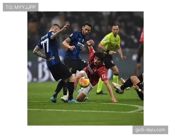 佩德里入选FIFA最佳阵容,年轻天才状态回暖闪耀足坛 佩德里入选FIFA最佳阵容,年轻天才状态回暖闪耀足坛