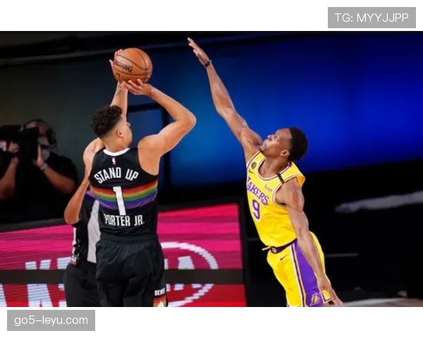 戴维斯持续保持卓越防守能力，助力球队逆转胜局表现稳健