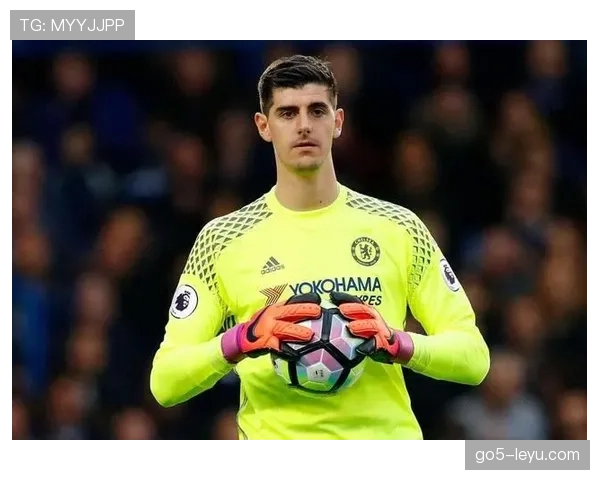 库尔图瓦与诺伊尔：传统门将与清道夫型门将角色对比分析